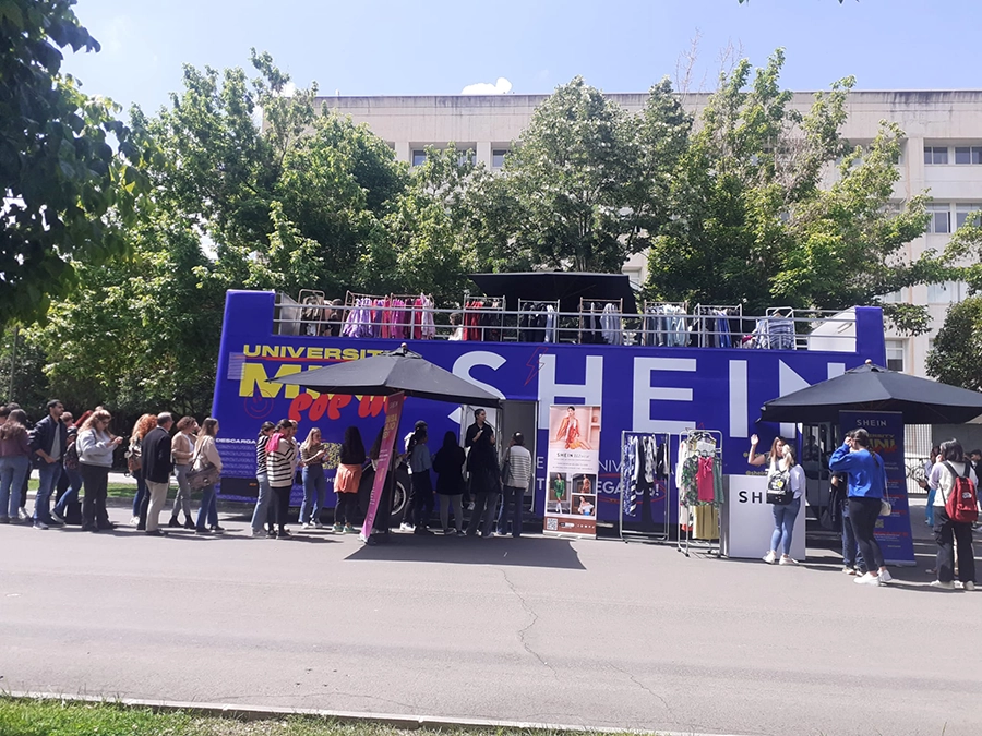Autobús descapotable promoción SHEIN 2023 Universidades de España