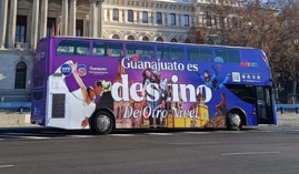 Autobús serigrafiado con publicidad marca Destino