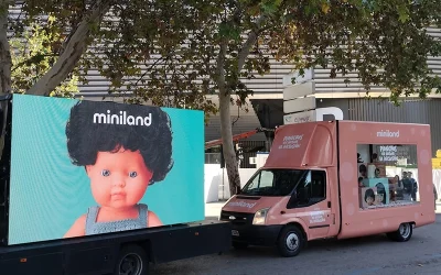 Unidad Móvil Acristalada Promoción Muñecos Miniland Pioneros en Incluir la Inclusión por Madrid