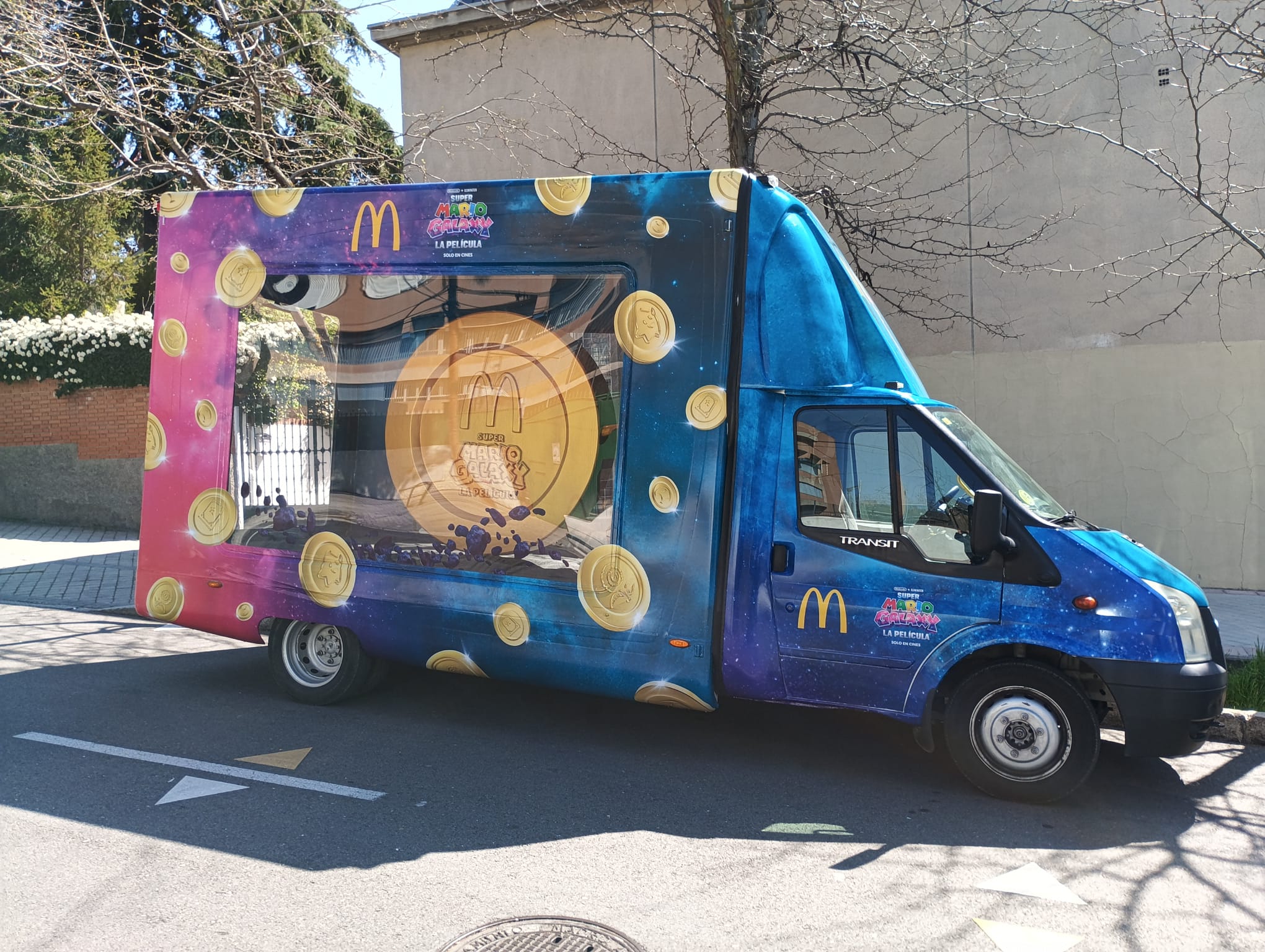 Furgoneta acristalada vinilada con motivos de Super Mario Bros La Película