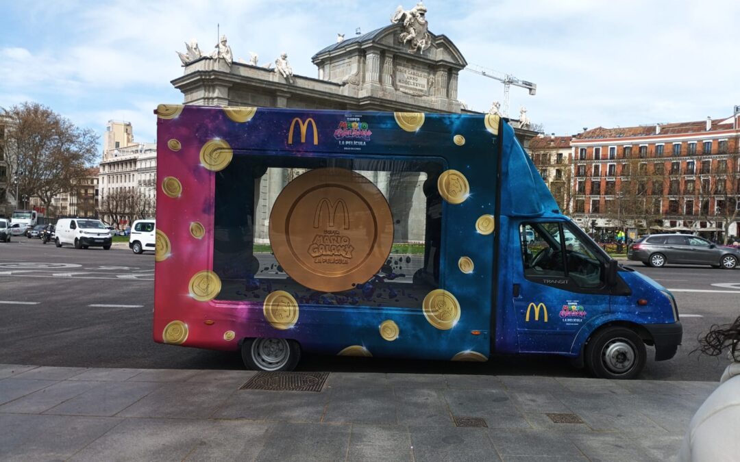 Camión acristalado publicitario de Improe para la campaña de McDonald's en Madrid.