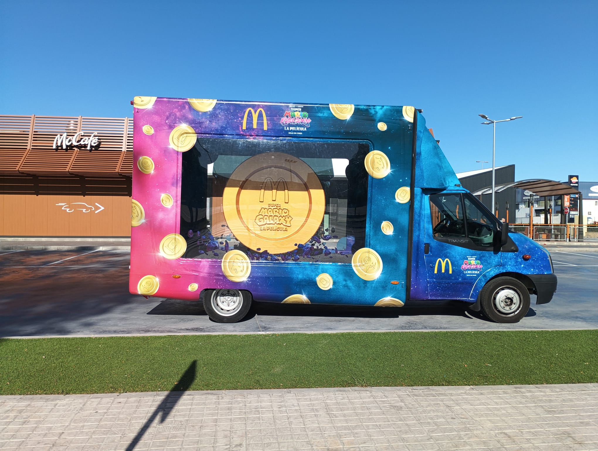 Furgoneta acristalada vinilada con motivos de Super Mario Bros La Película