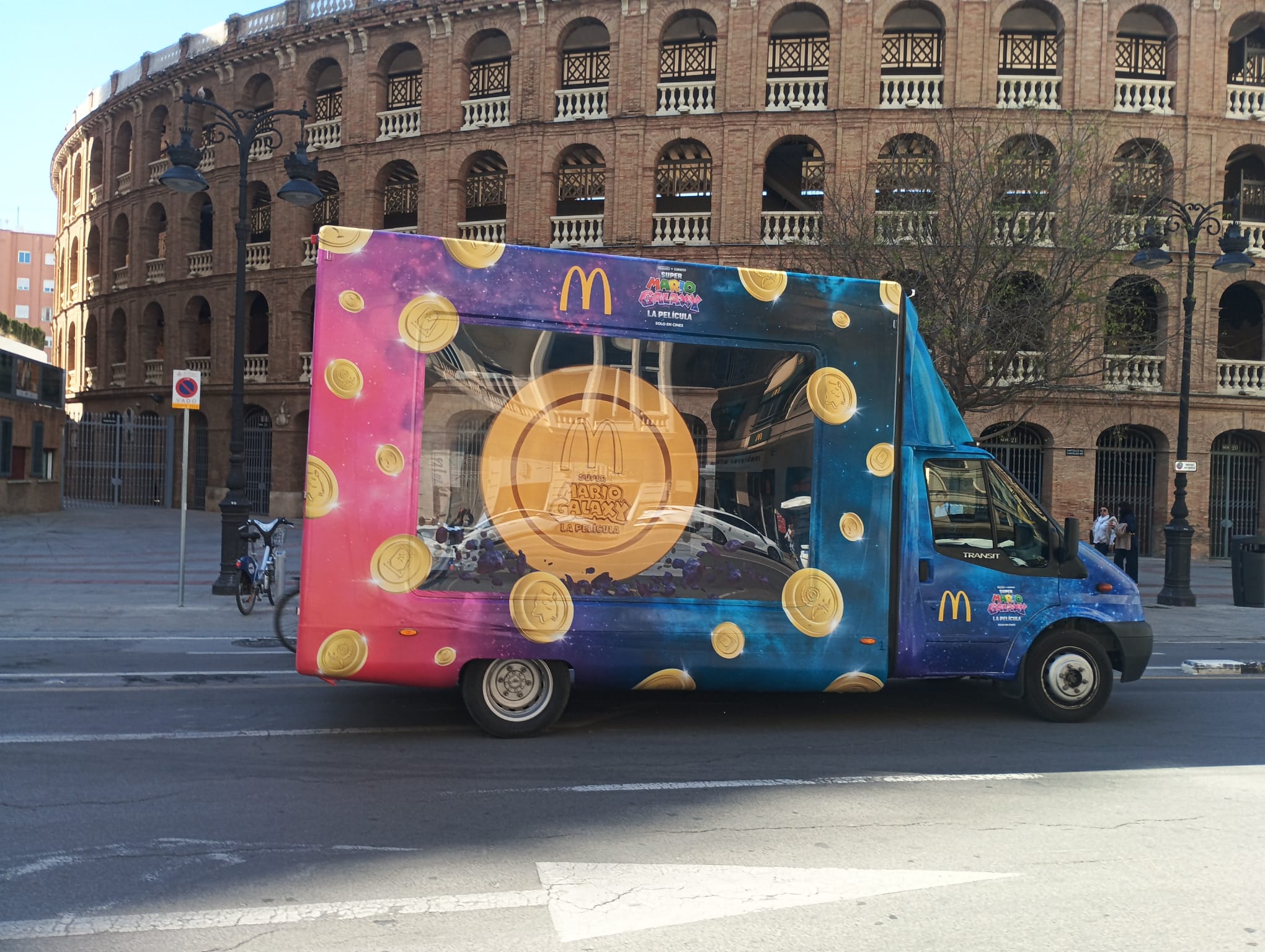 Furgoneta acristalada vinilada con motivos de Super Mario Bros La Película